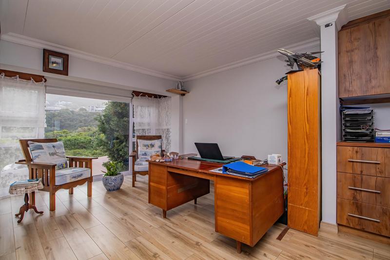 9 Bedroom Property for Sale in Outeniqua Strand Western Cape